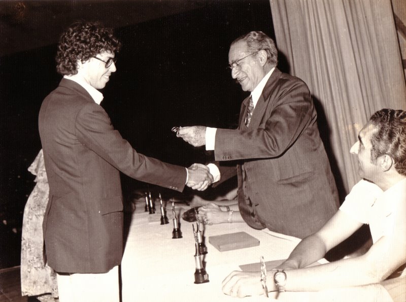 Fábio Caramuru recebe prêmio de Camargo Guarnieri, 1977